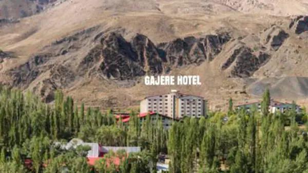 فضای بیرونی هتل گاجره دیزین در کرج
