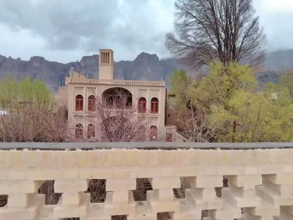 فضای داخلی در اقامتگاه حاجی خان تفت