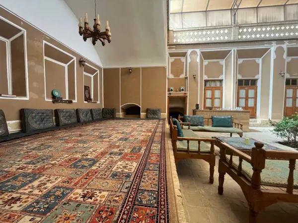 فضای داخلی اقامتگاه بوم‌گردی گنجه یزد