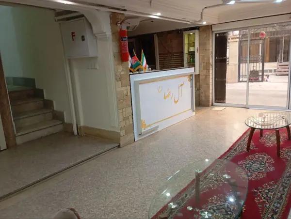 نمایی از لابی خانه مسافر آل رضا مشهد