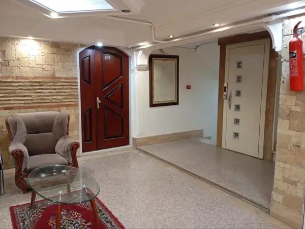 نمایی از لابی شیک خانه مسافر آل رضا مشهد