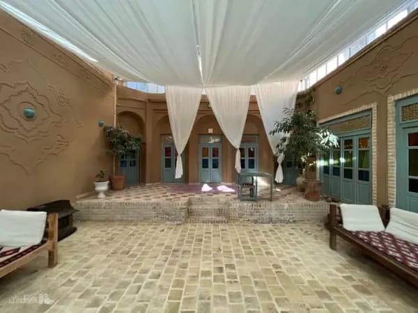 فضای داخلی دوم اقامتگاه بوم‌گردی خشت آباد یزد