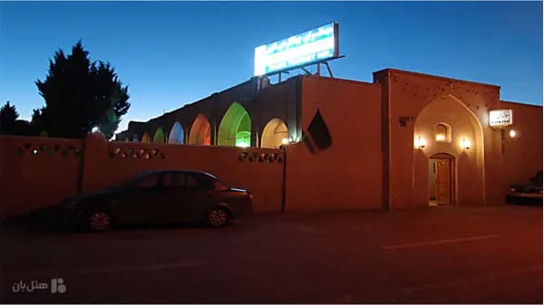 نمای بیرونی هتل جهانگردی نائین