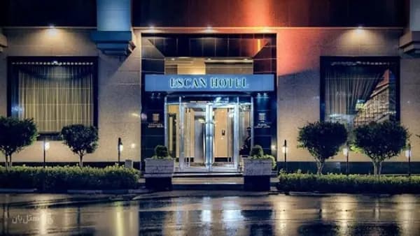 نمای بیرونی هتل اسکان تهران با معماری مدرن