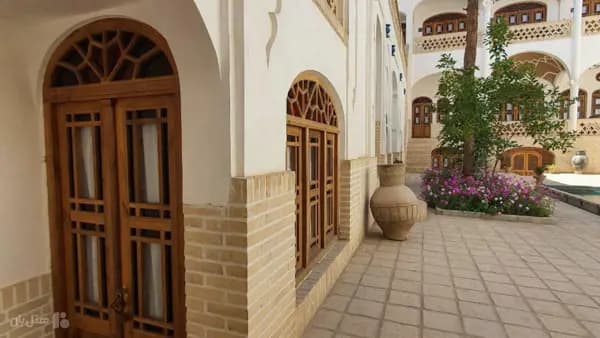 فضای داخلی اقامتگاه سنتی اطلسی کاشان