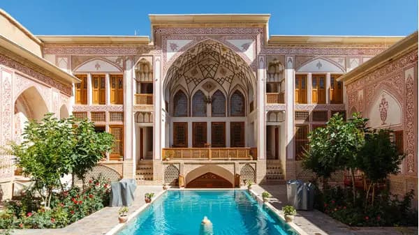 نمای بیرونی هتل مهینستان راهب کاشان