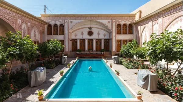 نمای بیرونی هتل مهینستان راهب کاشان
