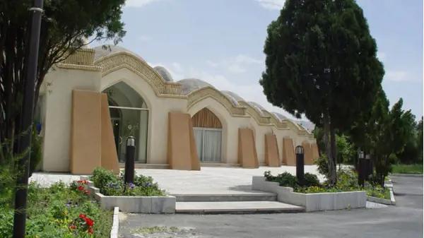 نمای بیرونی هتل جهانگردی گلپایگان
