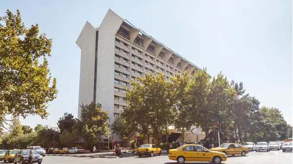 نمای بیرونی هتل لاله تهران