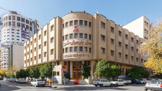نمای خارجی هتل پارسیان شیراز