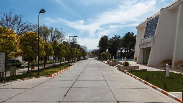 فضای بیرونی هتل جهانگردی شیراز ۱