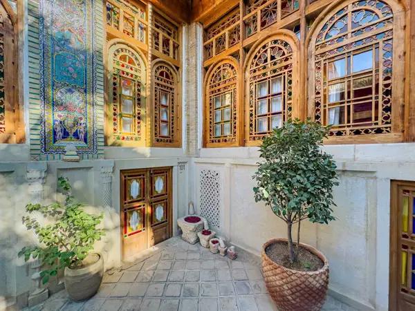 فضای محوطه بوتیک هتل ایران مهر شیراز