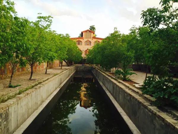 یکی از نماهای بیرونی هتل رجینا در طالقان