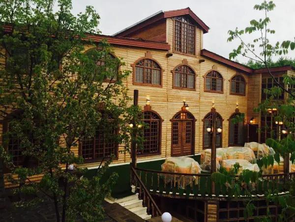 نمای بیرونی هتل رجینا در طالقان