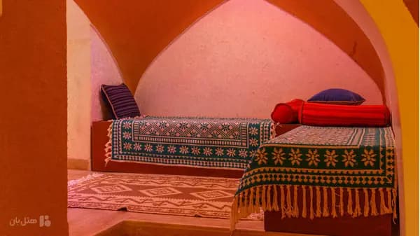 فضای داخلی اتاق 8 در اقامتگاه بوم‌گردی خانه سه نیک یزد