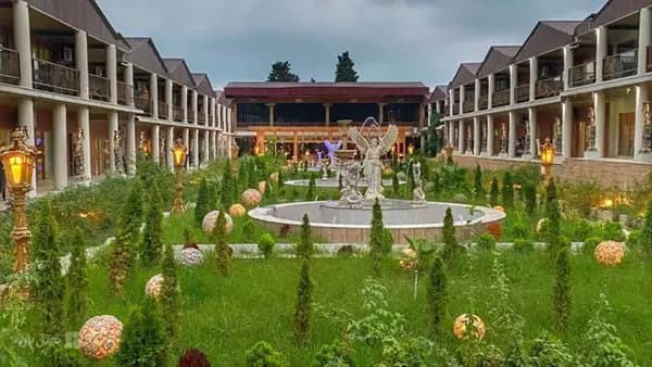نمای بیرونی هتل کاخ امیران چالوس