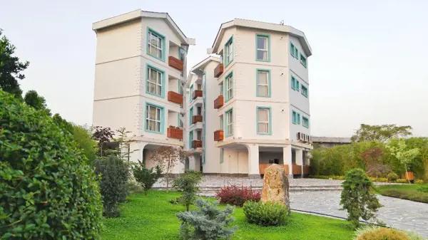 نمای بیرونی هتل باروژ تنکابن
