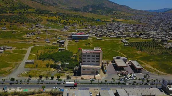 نمای دیگر از بیرون هتل داوینکو بانه