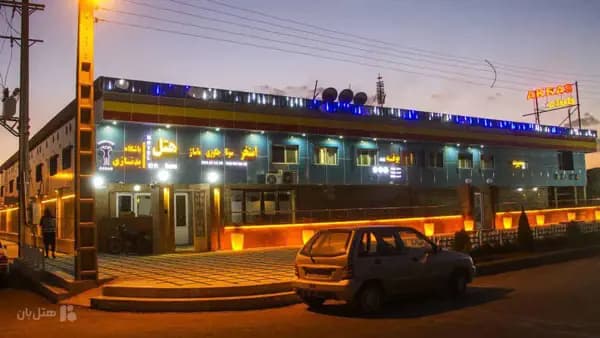 نمای بیرونی هتل آکراس سیرجان