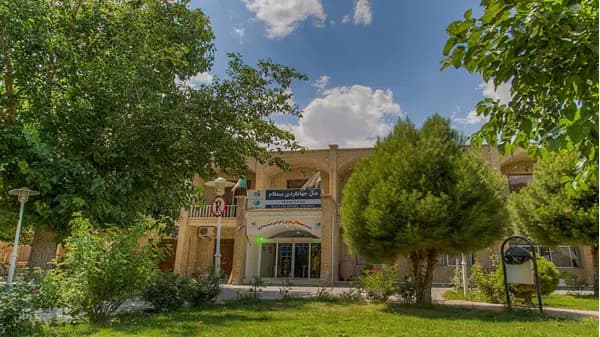 نمای بیرونی هتل جهانگردی بسطام