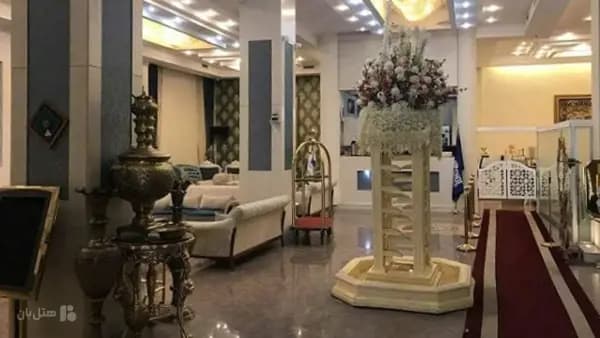 جزئیات دکوراسیون لابی در هتل استقلال قم