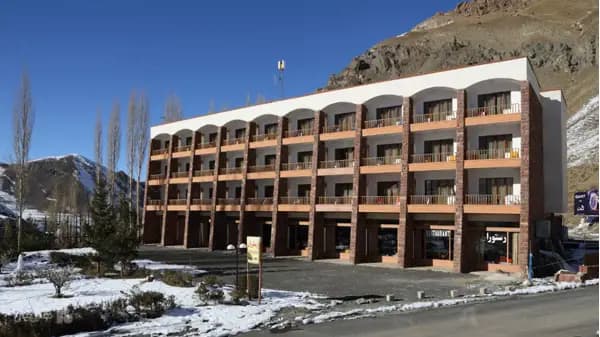 نمای بیرونی دوم هتل جهانگردی دیزین کرج