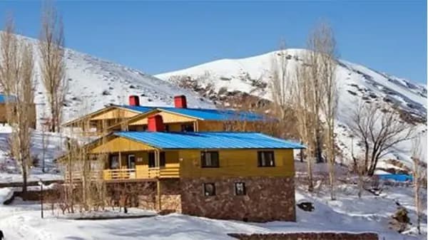 فضای بیرونی هتل جهانگردی دیزین کرج