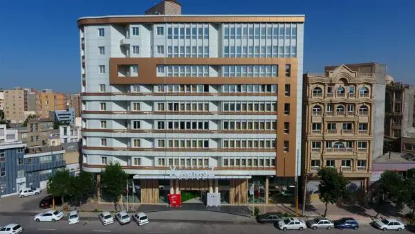 نمای بیرونی هتل یاکاموز در اردبیل