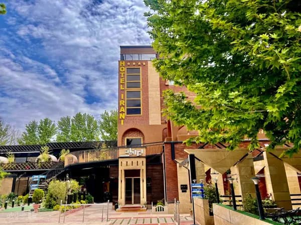 نمای بیرونی هتل ایرانیان قزوین