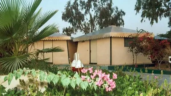 محوطه بیرونی در هتل شباویز کیش