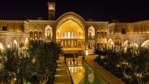 فضای داخلی سرای عامری‌ها کاشان