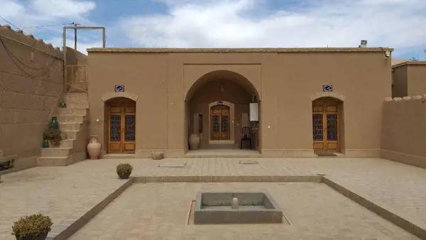 طراحی سنتی داخلی اقامتگاه باغ پهلوان پور مهریز
