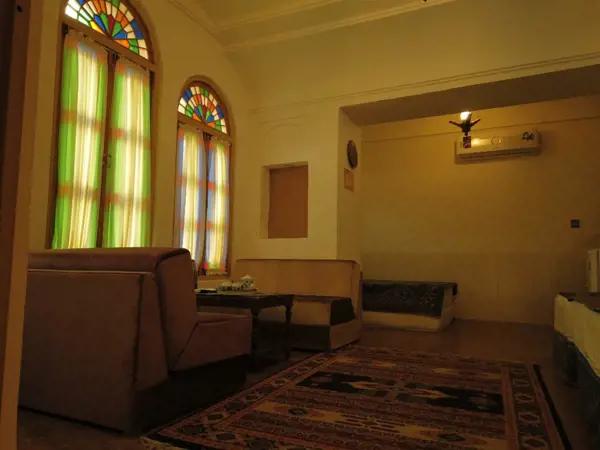 چیدمان سنتی اتاق قاجاری در هتل خوان دوحد یزد
