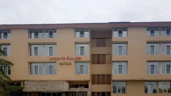 نمای بیرونی هتل کادوسان بندر انزلی