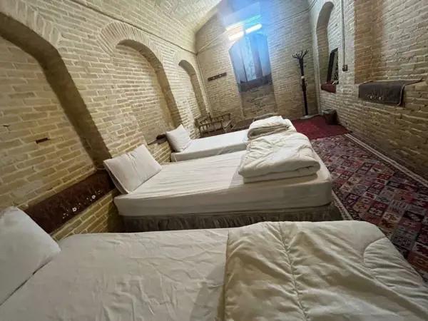 تصویر اتاق سه تخته عطار در اقامتگاه بومگردی گنجه یزد اتاق سه تخته عطار در اقامتگاه بومگردی گنجه یزد