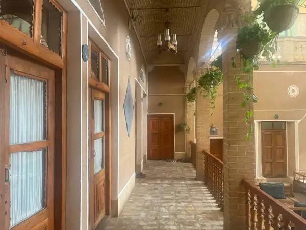 تصویر اتاق سه تخته فردوسی در اقامتگاه بومگردی گنجه یزد اتاق سه تخته فردوسی در اقامتگاه بومگردی گنجه یزد