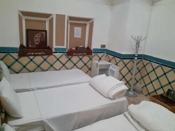 تصویر اتاق سه تخته فردوسی در اقامتگاه بومگردی گنجه یزد اتاق سه تخته فردوسی در اقامتگاه بومگردی گنجه یزد