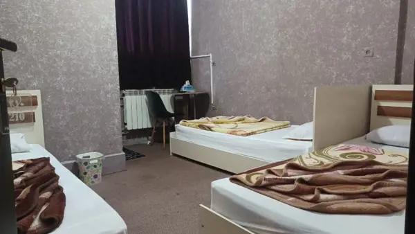 تصویر اتاق سه تخته با سرویس بهداشتی اختصاصی اتاق سه تخته با سرویس بهداشتی در مهمانسرا پاییز اردبیل