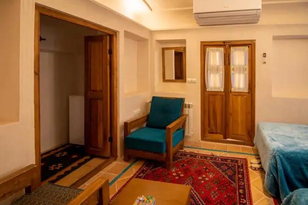 تصویر جزئیات اتاق 104 اقامتگاه سنتی احسان کاشان جزئیات اتاق 104 در اقامتگاه احسان کاشان