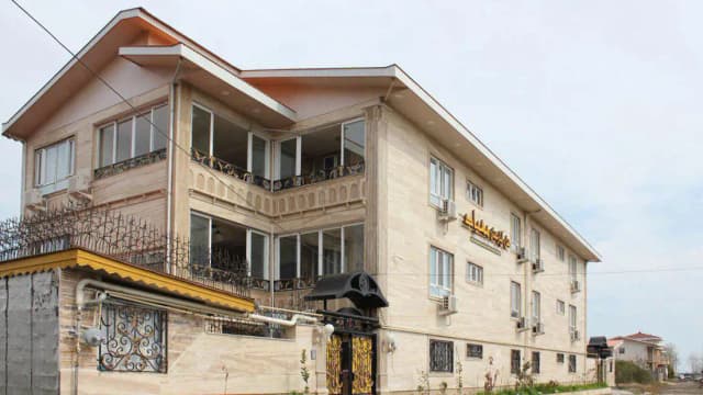 نمای اصلی هتل آپارتمان مهیاد رودسر