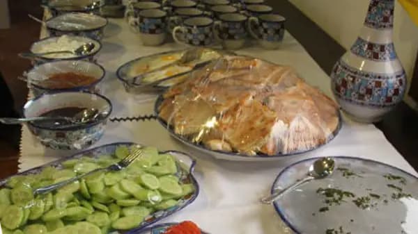 تصویر رستوران هتل پارسیان قلعه گنج رستوران با فضای سنتی در هتل پارسیان قلعه گنج