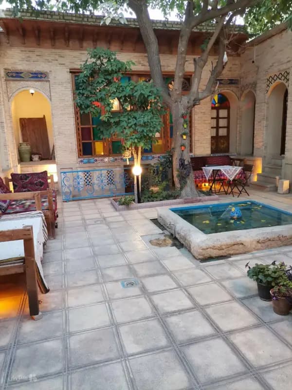 تصویر محوطه اقامتگاه بومگردی گلستان راز شیراز محوطه اقامتگاه بومگردی گلستان راز شیراز