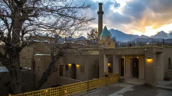 تصویر فضای نشیمن اقامتگاه خانه توسلیان نطنز فضای نشیمن در اقامتگاه خانه توسلیان نطنز