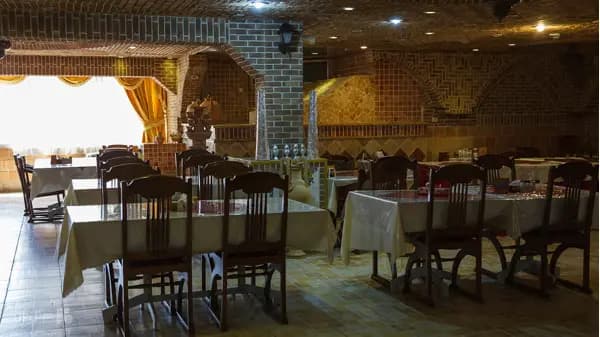 تصویر میز و صندلیهای شیک در رستوران هتل جام جم شیراز میز و صندلیهای شیک در رستوران هتل جام جم شیراز