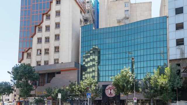 نمای اصلی هتل ایران مشهد