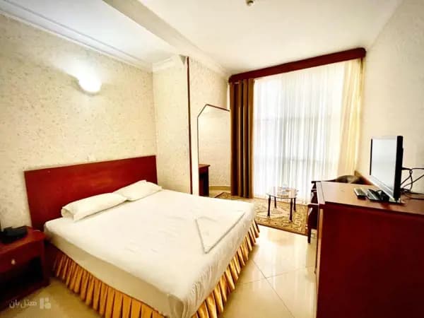 تصویر فضای دنج اتاق هتل هلیا مشهد فضای داخلی و دنج اتاق در هتل هلیا مشهد