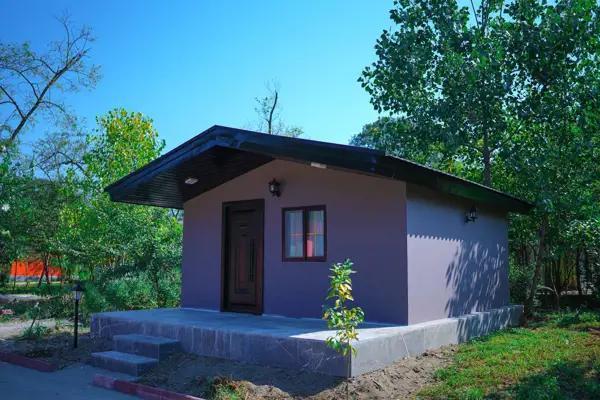 نمای بیرونی کلبههای هتل پارسیان خزر چالوس نمای بیرونی کلبهها در هتل پارسیان خزر چالوس