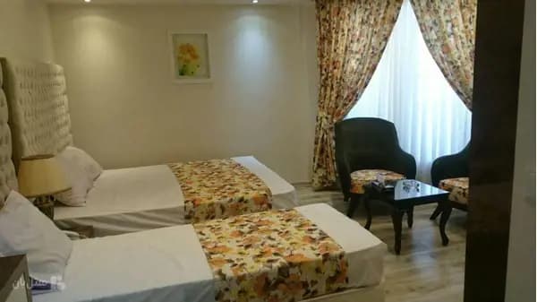 تصویر اتاق دو تخته هتل عمارت مشهد اتاق دو تخته با چیدمان مناسب در هتل عمارت مشهد