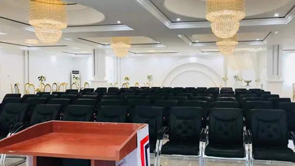 تصویر سالن کنفرانس هتل پارامیدا شاهرود سالن کنفرانس مدرن هتل پارامیدا شاهرود
