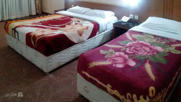 تصویر اتاق سه تخته هتل همراز مشهد اتاق سه تخته در هتل همراز مشهد